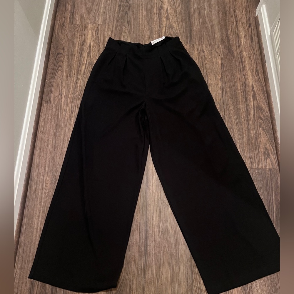 Pedal and pup wide leg black slacks. Zips in the back. ￼